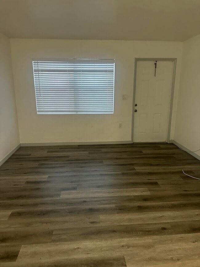 Photo - 555 W 6th St