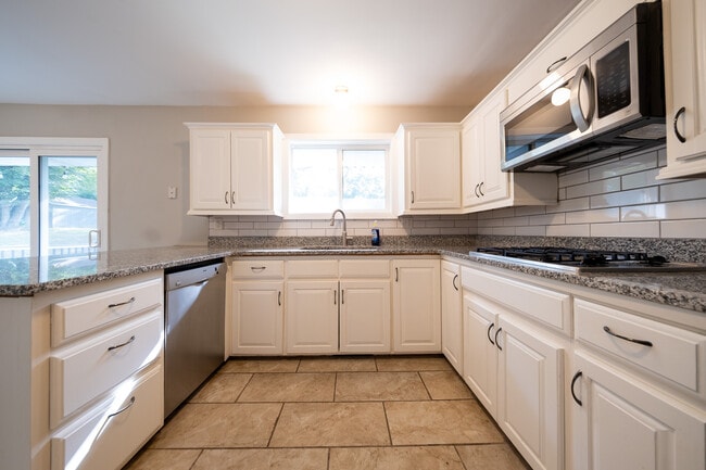 Photo - 3800 Fernbrook Ln N