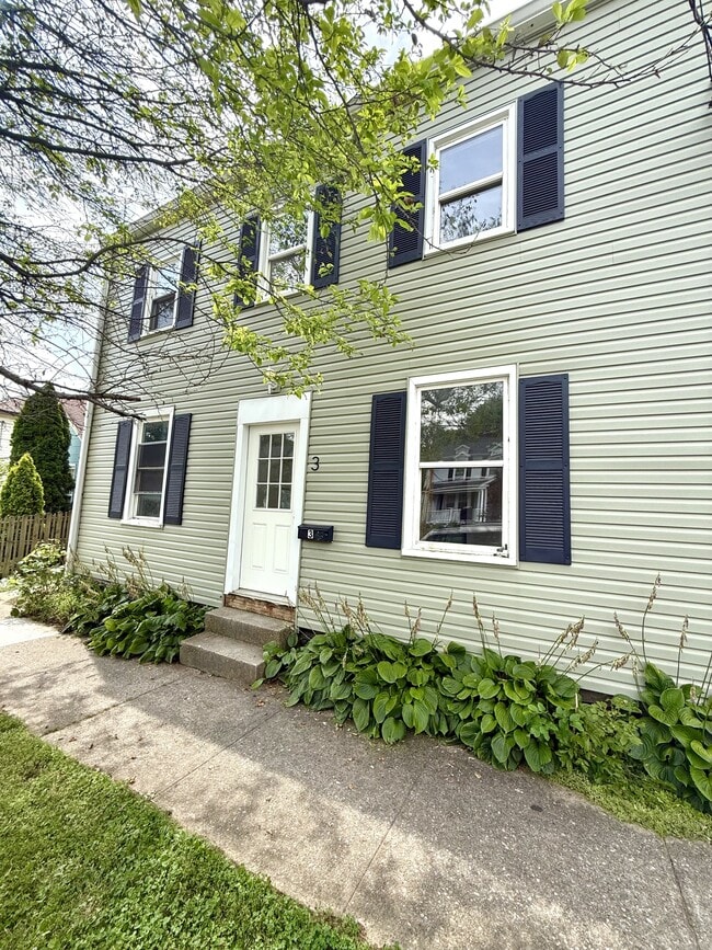 Building Photo - 445 E Silver St Unit 3