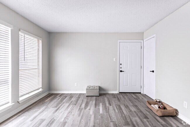 1BR, 1BA - 630SF - Entry