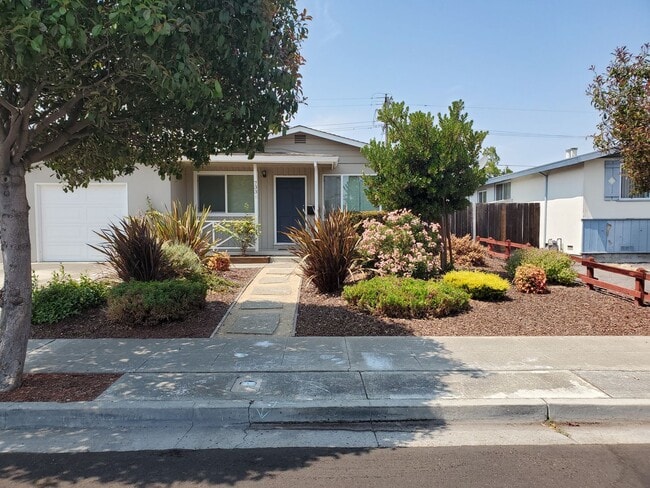 Building Photo - Charming Sunnyvale Home with Private Yard – Prime Location!