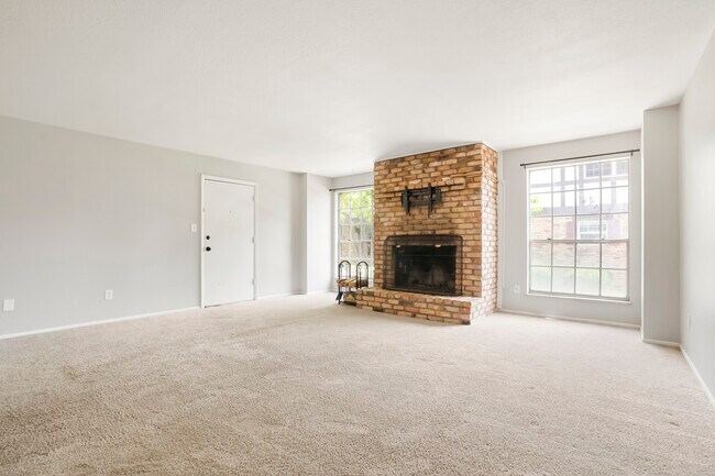 Photo - 3855 S Monaco Pky Unidad 166 Rental