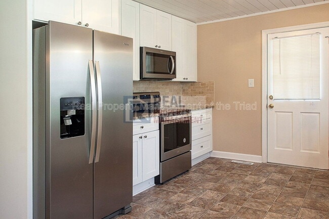 Photo - 2748 Lyndhurst Ave