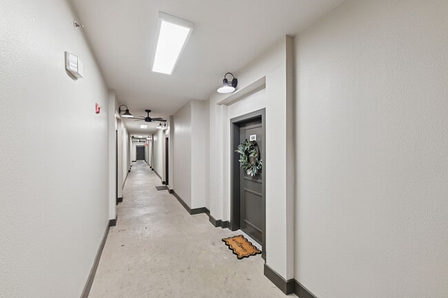 1BD, 1BA - 704SF - Entryway