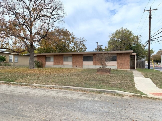 Building Photo - COZY DUPLEX, NEAR SHOPPING & 281!