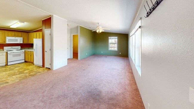 Building Photo - Unfurnished 2 bedroom home with large yard