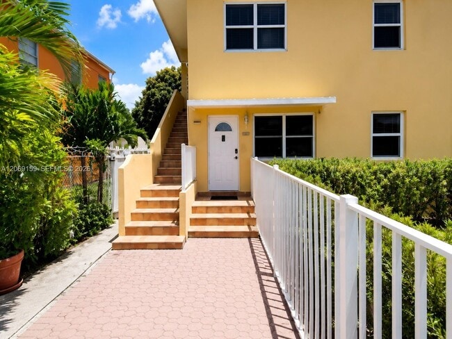 Photo - 985 SW 10th St Unidad 2