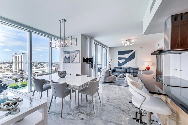 Building Photo - 6899 Collins Ave Unit 910