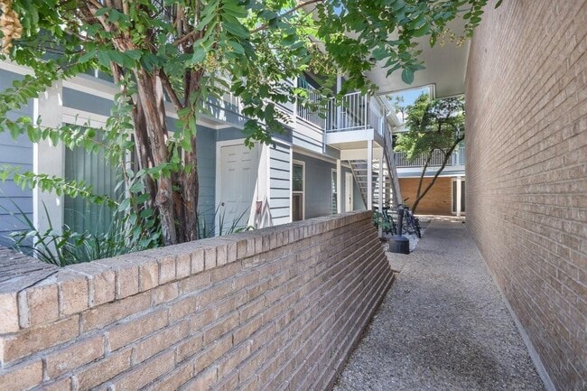 Photo - 400 W 35th St Unit 103