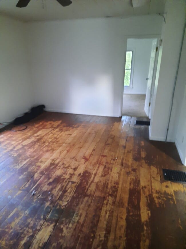 Building Photo - 219 S Main St Unit upstairs Rental