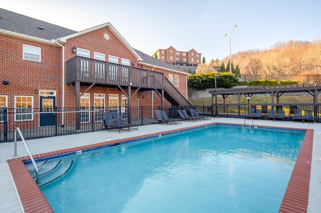 Pueblo de montañeros - 01 - Mountaineer Village