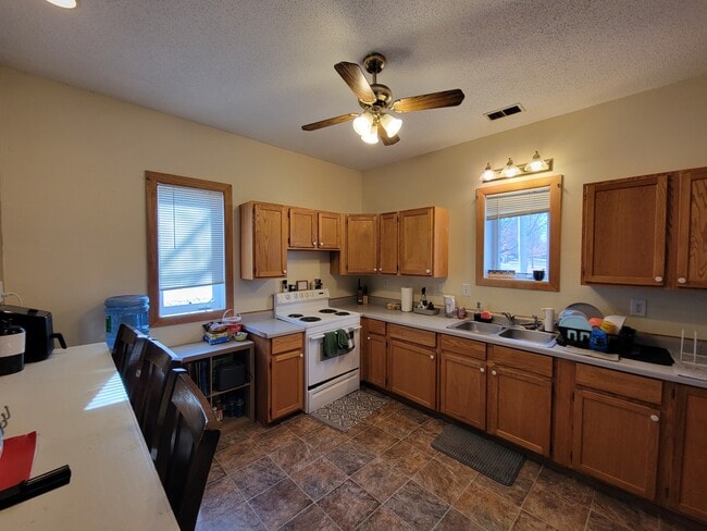 Photo - 621 W 4th St