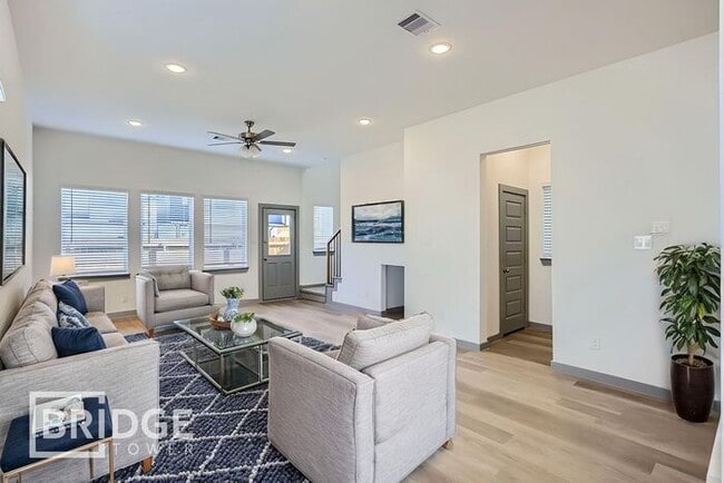 Building Photo - 33135 Oak Hts Pl Rental