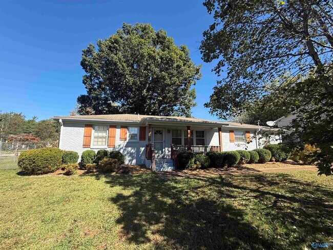 Photo - 300 McAlpine Dr SE
