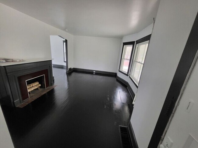 Photo - 1645 Larchmont Ave House