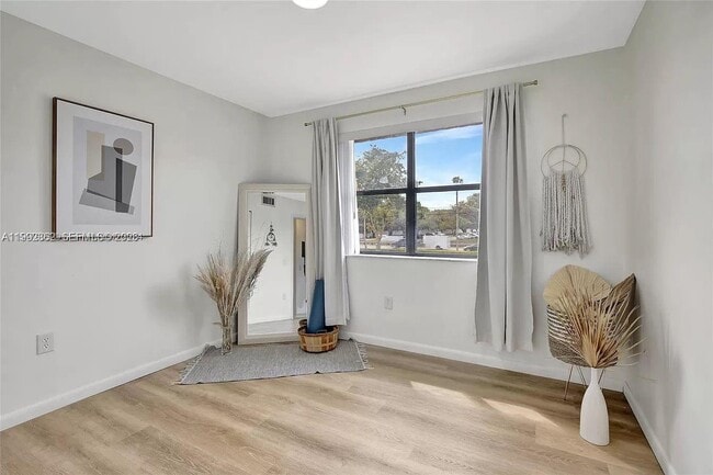 Photo - 561 NW 100th Pl Unidad 201