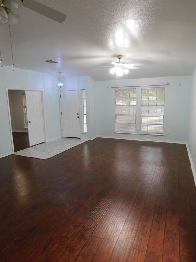 1301 Leah Ln
