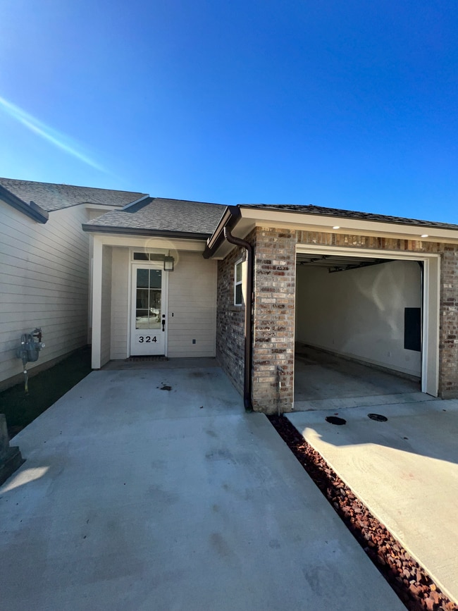 Photo - 324 Saint Thomas Ln