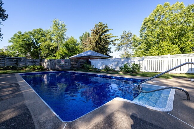 Building Photo - Value-driven downtown living at its finest!