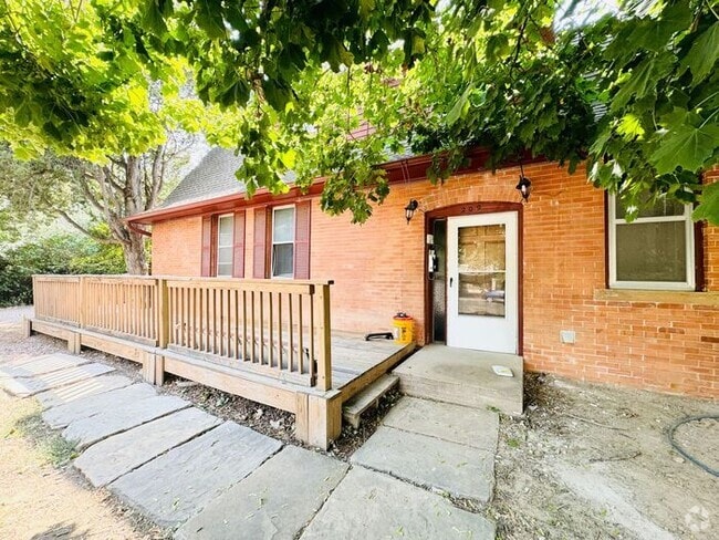 Building Photo - Beautiful 3 Bed 1.5 Bath Townhome in a Ren...