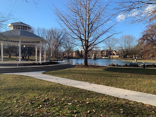 Photo - 692 N High St