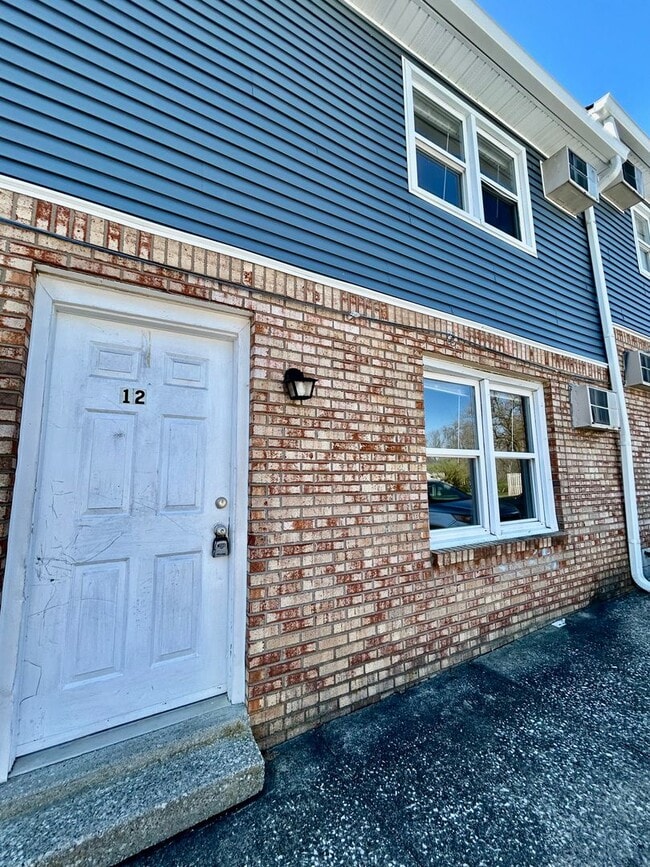 Building Photo - MAC190 Unit 12