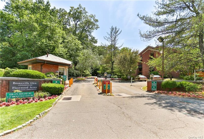 Photo - 14 Bronxville Glen Dr Condo