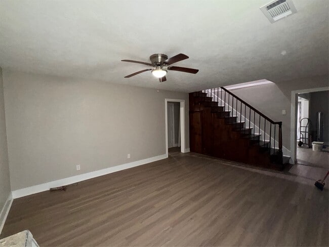 Building Photo - 906 Llano St Rental