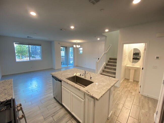 Photo - Gorgeous 2Bed/2.5Bath/2Car Townhome located in Gated Community in Henderson