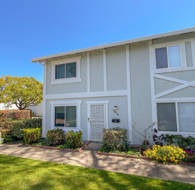 Updated 2 bed 1.5 bath townhome in central... - Updated 2 bed 1.5 bath townhome in central...
