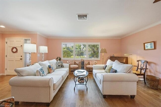 Photo - 587 Parkwood Ln