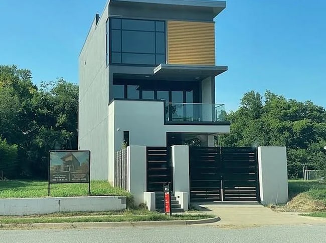 Building Photo - Modern 3-Bedroom Duplex Near OU Health Cen...
