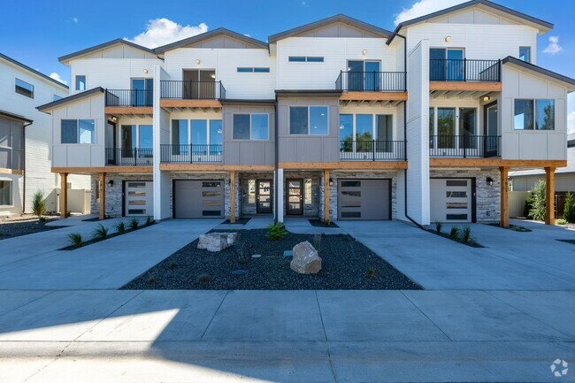 Building Photo - SOLAR POWERED TRI-LEVEL TOWNHOME BLENDS MO...