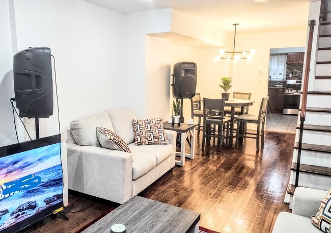 Sala de estar al comedor en el primer piso - 8 Van Nostrand Ave Unidad Upper Floors