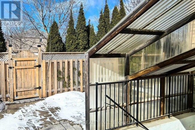Photo - 301 Weldrick Rd E