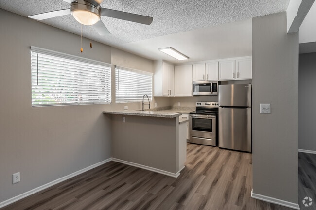 2BR, 1BA - 960SF