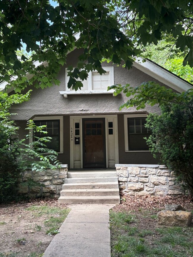 Building Photo - Charming 2 Bed, 1 Bath Home in Prime Kansas City Location Near Plaza & Brookside