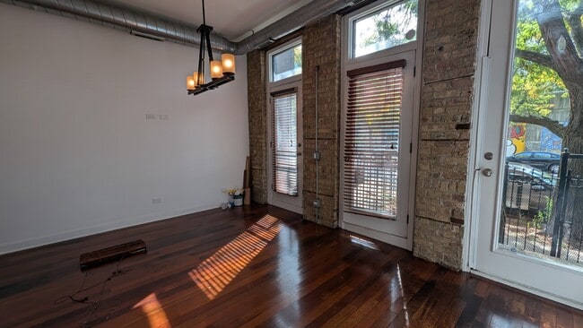 Building Photo - 1222 W Hubbard St Unit 1222-1F
