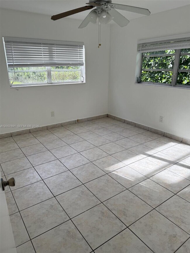 4855 University Dr Unit 4855