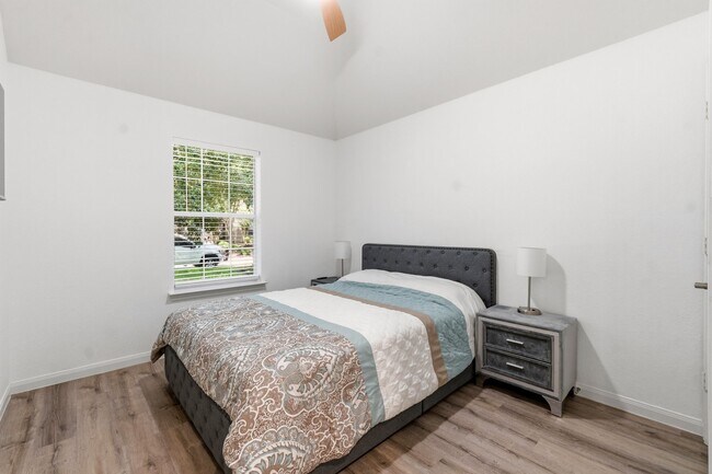 Photo - 18 Avenswood Pl