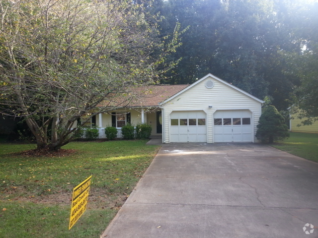 Building Photo - Lovely 3 BR / 2 Bath with Sunroom! Rental