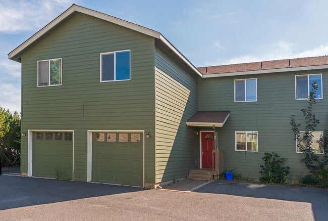 Building Photo - 1409 NE Tucson Way Unit #2