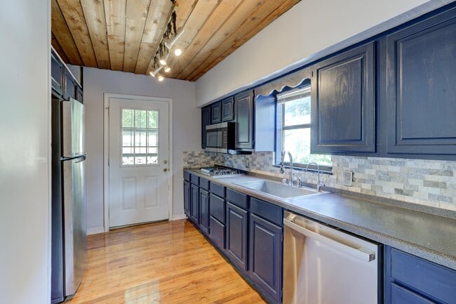 Kitchen - 3522 Stuart Rd