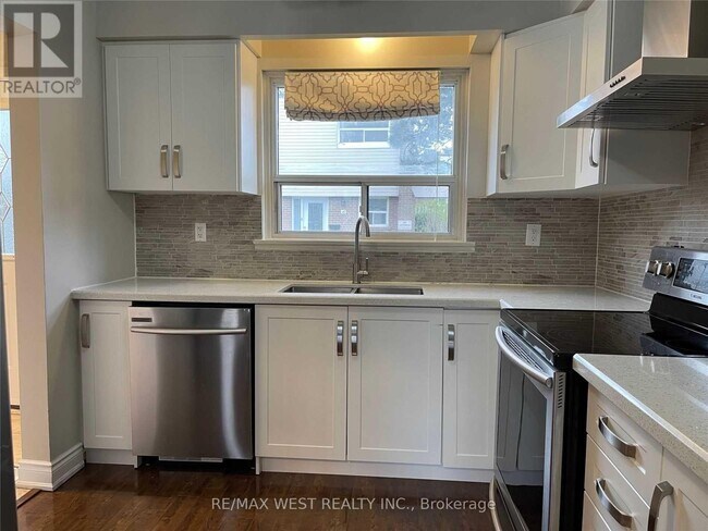 Photo - 437 Silverstone Dr