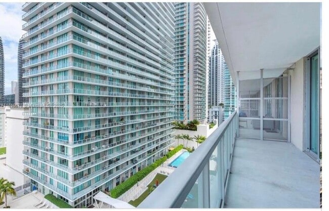 Photo - 79 SW 12th St Unidad 1811-S Rental