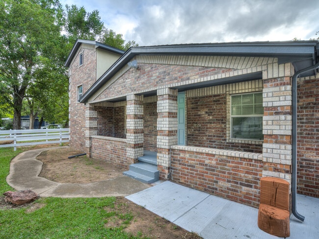 Photo - 2100 N Saint Luke Ave