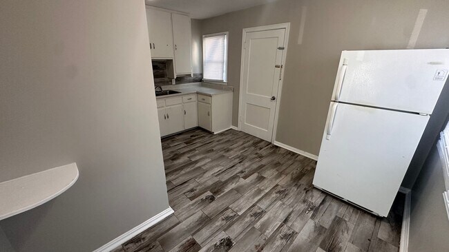 Photo - $825 - 2 bedroom/ 1 bathroom - Single Fami...