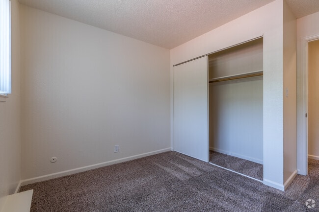 2BR, 1BA - 675SF (Carpet) - Second Bedroom