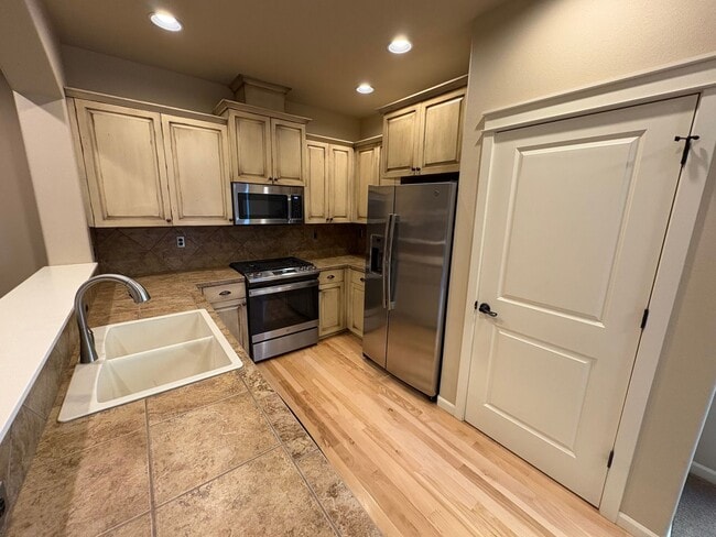 Photo - Beautiful 3 Bed/2.5 Bath Townhome in SE Be...