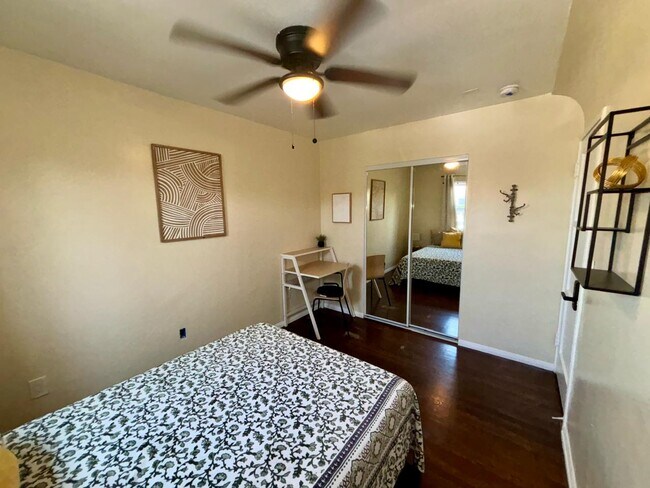 Photo - 9701 S Hoover St House